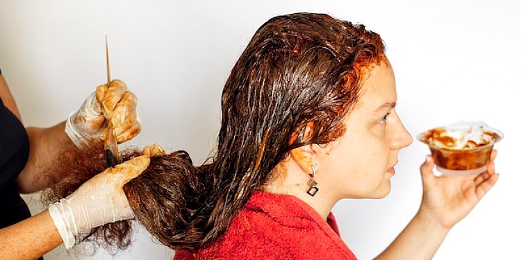 Femme utilisant la coloration coloration végétale pour ses cheveux