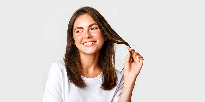 Une femme heureuse avec des beaux cheveux