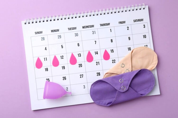 Calendrier avec des dates marquées, des serviettes réutilisables