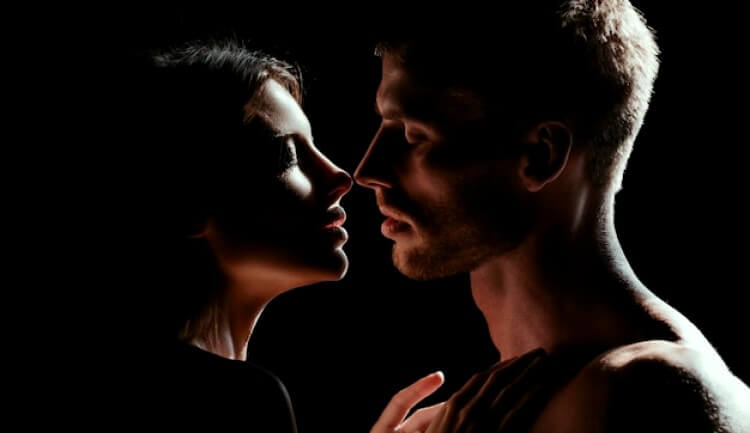 Date romantique gros plan visage d'un beau jeune couple amoureux