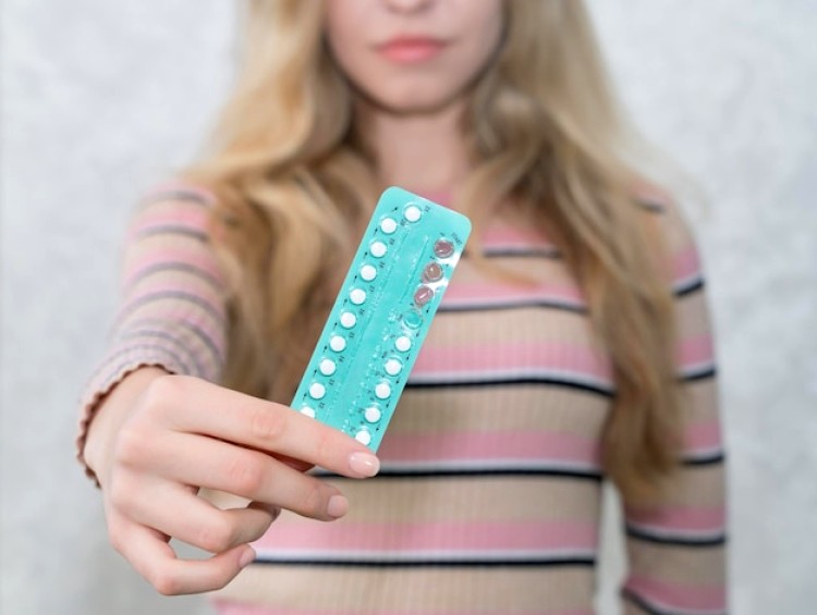 Femme avec des pillules contraceptives