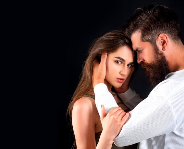 Un jeune amant tendre aime toucher la peau douce d'une femme sensuelle