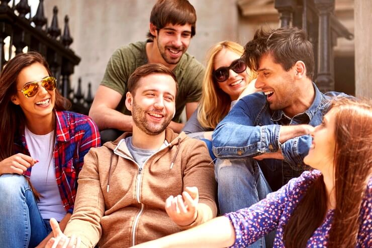 Couple avec des amis