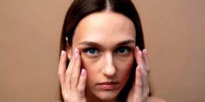 Femme avec des cernes