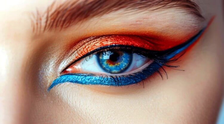 Femme avec maquillage coloré