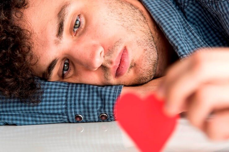 Homme veuf avec un coeur brisé