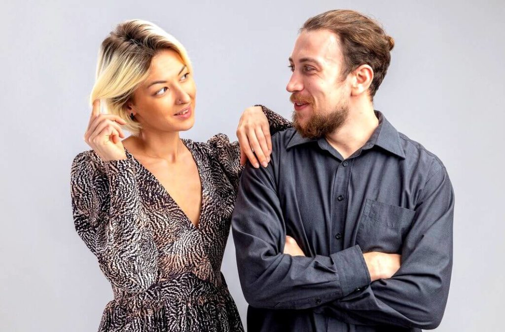 Jeune beau couple homme et femme heureux en amour