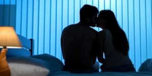 Le couple qui s'embrasse le lit