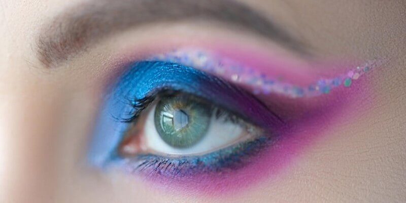 Maquillage yeux bleu intense