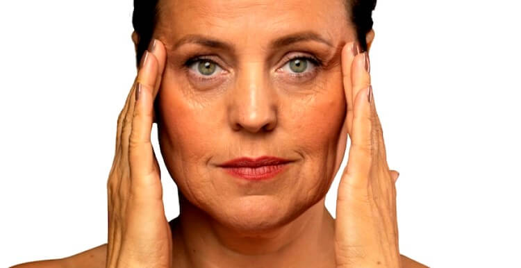 Vieille femme avec des cernes