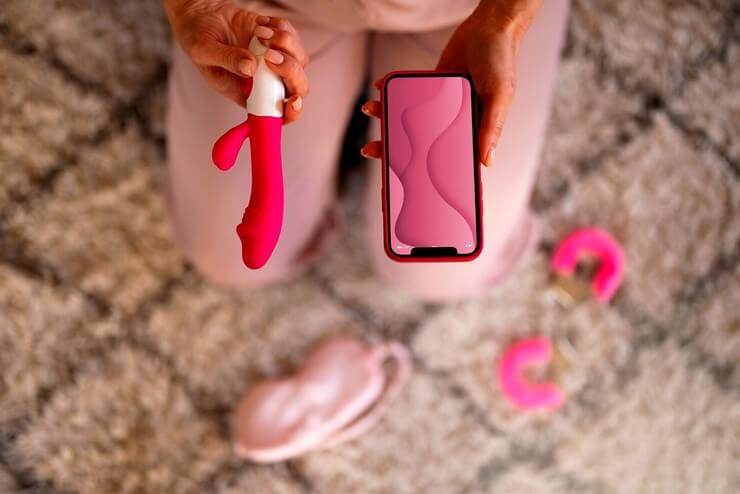 avec un jouet sexuel au lit