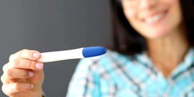 Femme avec test de grossesse