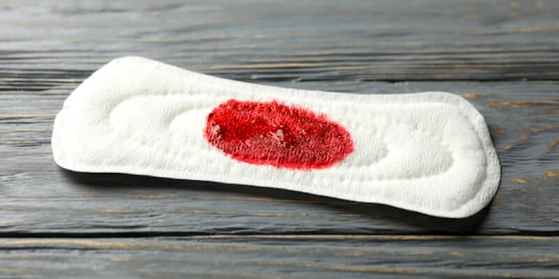 Serviette hygiénique avec du sang