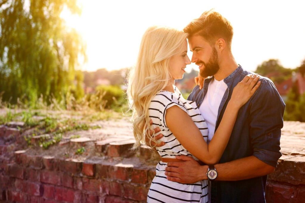Couple amoureux au soleil