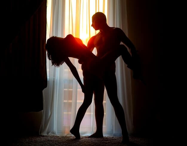 Couple passionné ayant des rapports debout