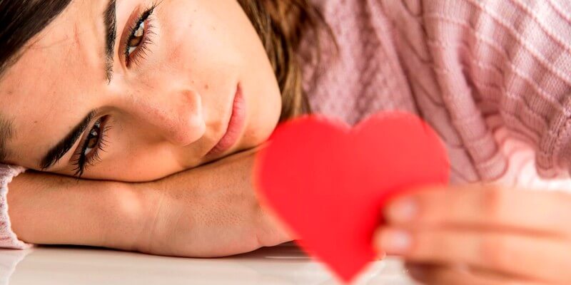 Jeune femme tient un coeur