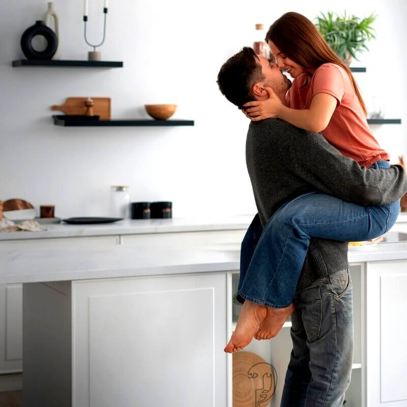 homme portant sa partenaire