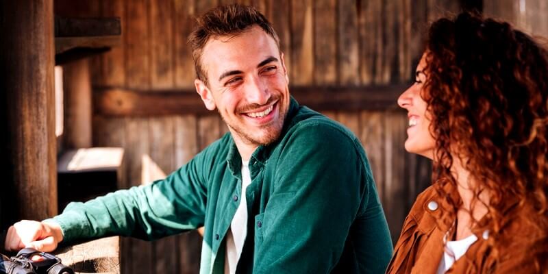 Homme heureux avec sa copine
