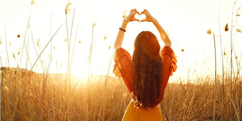 Jeune femme épanouie dans un champ