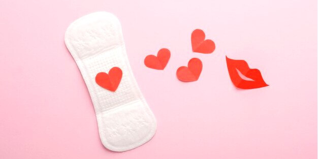 tampon menstruel avec des cœurs