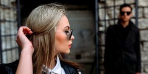 Jeune femme attirante avec un jeune homme en arrière plan