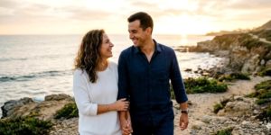 Couple se promène au bord de la mer