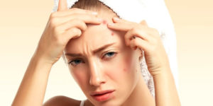 Femme avec des boutons sur le visage