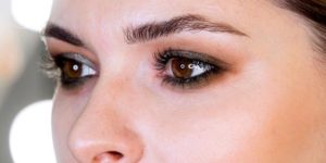 Maquillage de paupières de femme aux yeux marrons