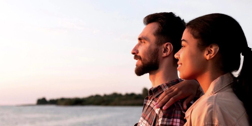 Couple regardant loin dans l'horizon