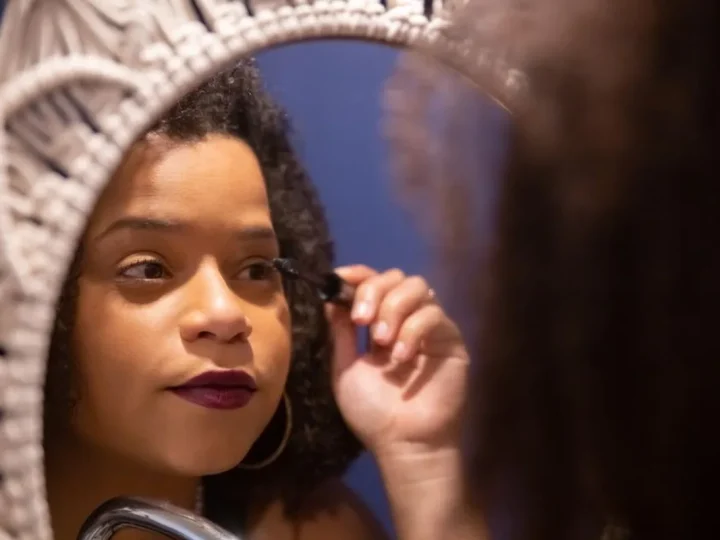 Mascara tubing : pourquoi cette technique séduit celles qui veulent éviter les traces en été