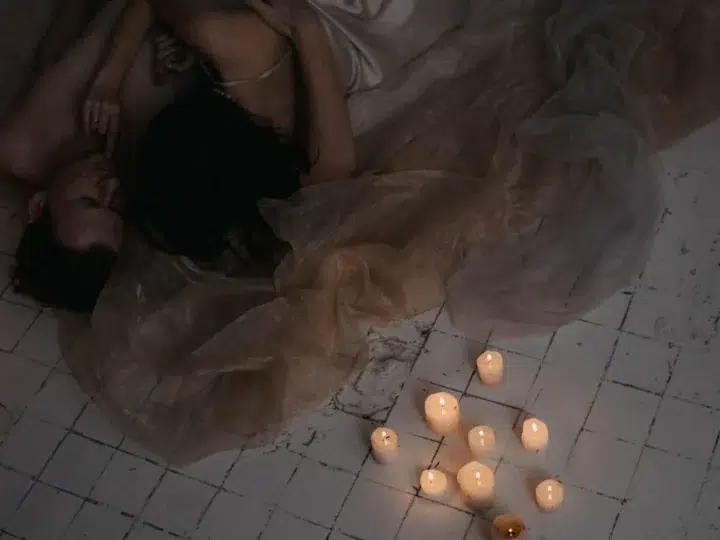 Quels jeux de couple essayer pour raviver la flamme et briser la routine amoureuse ?